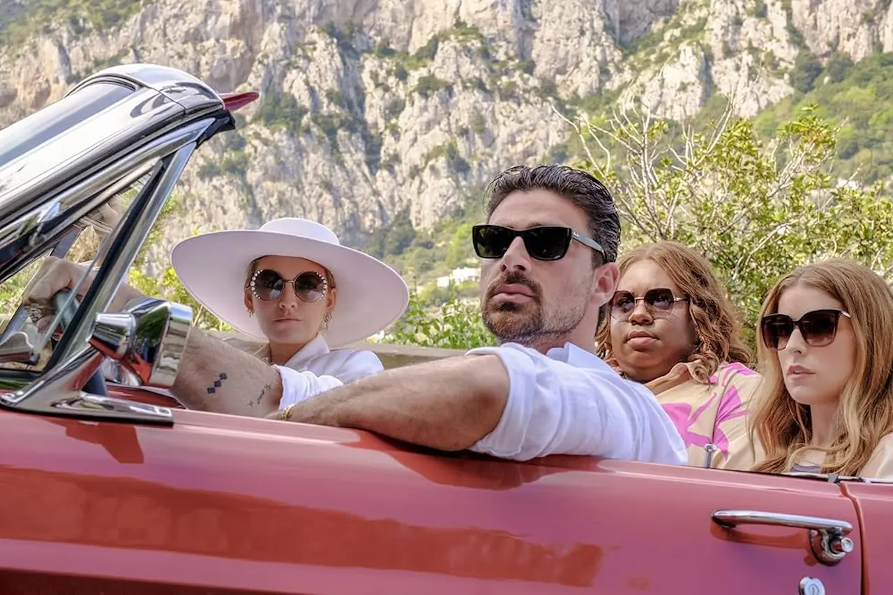 Anna Kendrick, Blake Lively, Alex Newell e Michele Morrone in Un altro piccolo favore