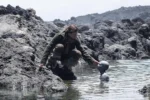 David Oakes e Aura Garrido in Cold Skin – La creatura di Atlantide