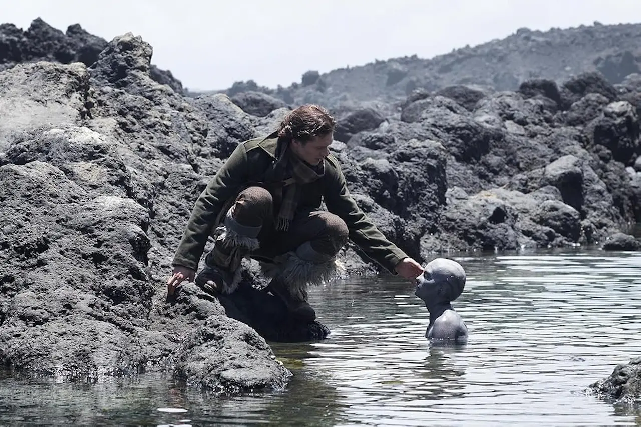 David Oakes e Aura Garrido in Cold Skin - La creatura di Atlantide