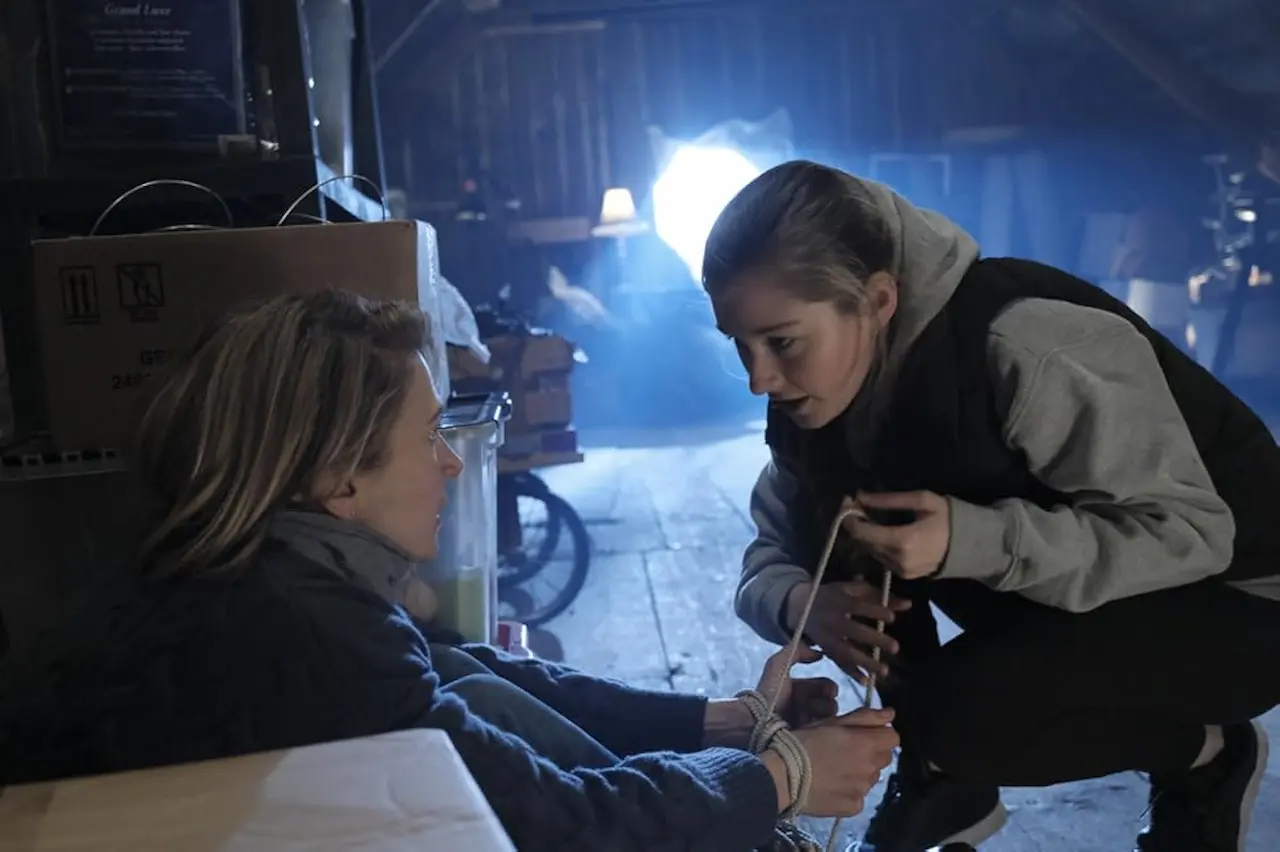Jen Landon e Tara Redmond van Rees in Lo stalker della stanza accanto