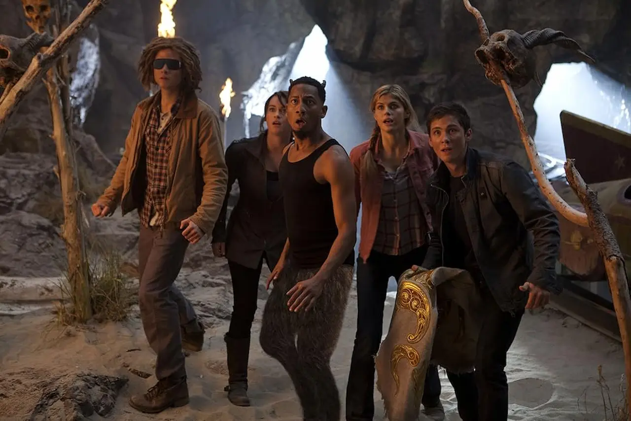 Logan Lerman, Douglas Smith, Brandon T. Jackson, Alexandra Daddario e Leven Rambin in Percy Jackson e gli dei dell'Olimpo - Il mare dei mostri
