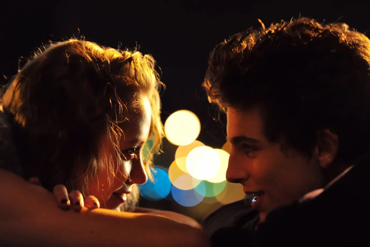 Maika Monroe e Timothée Chalamet in Hot Summer Nights