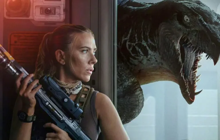 Scarlett Johansson evita per un pelo di diventare la cena di un dinosauro in una clip di Jurassic World – La Rinascita