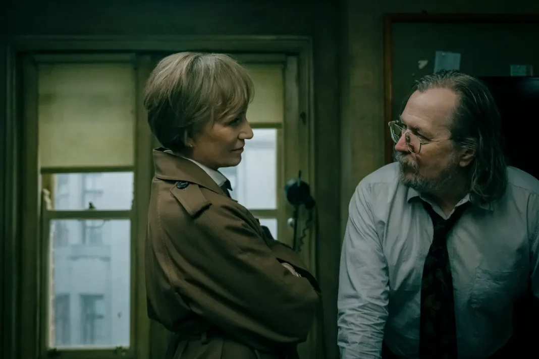 Kristin Scott Thomas e Sir Gary Oldman in “Slow Horses”