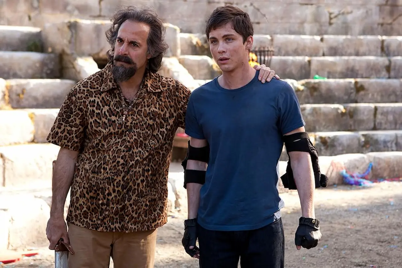 Stanley Tucci e Logan Lerman in Percy Jackson e gli dei dell'Olimpo - Il mare dei mostri