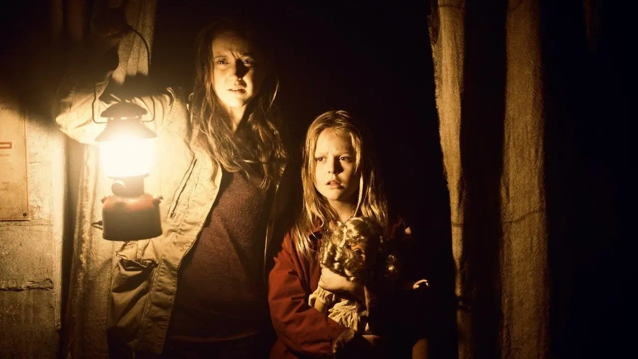 Andrea Riseborough e Emily Alyn Lind in Hidden - Senza via di scampo