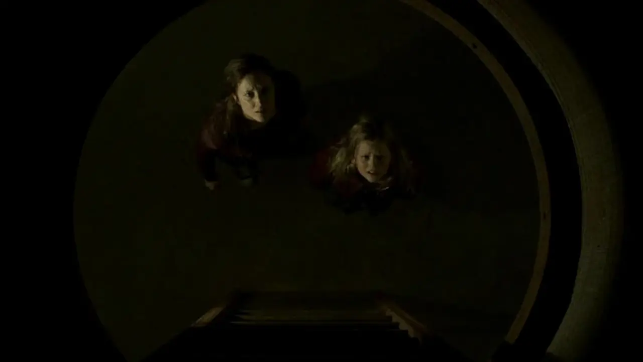 Andrea Riseborough e Emily Alyn Lind nel film Hidden - Senza via di scampo