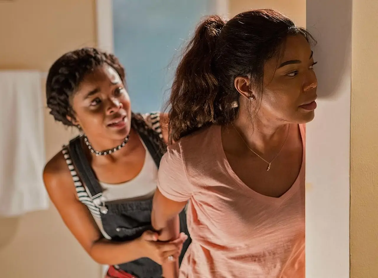 Gabrielle Union and Ajiona Alexus in Breaking In