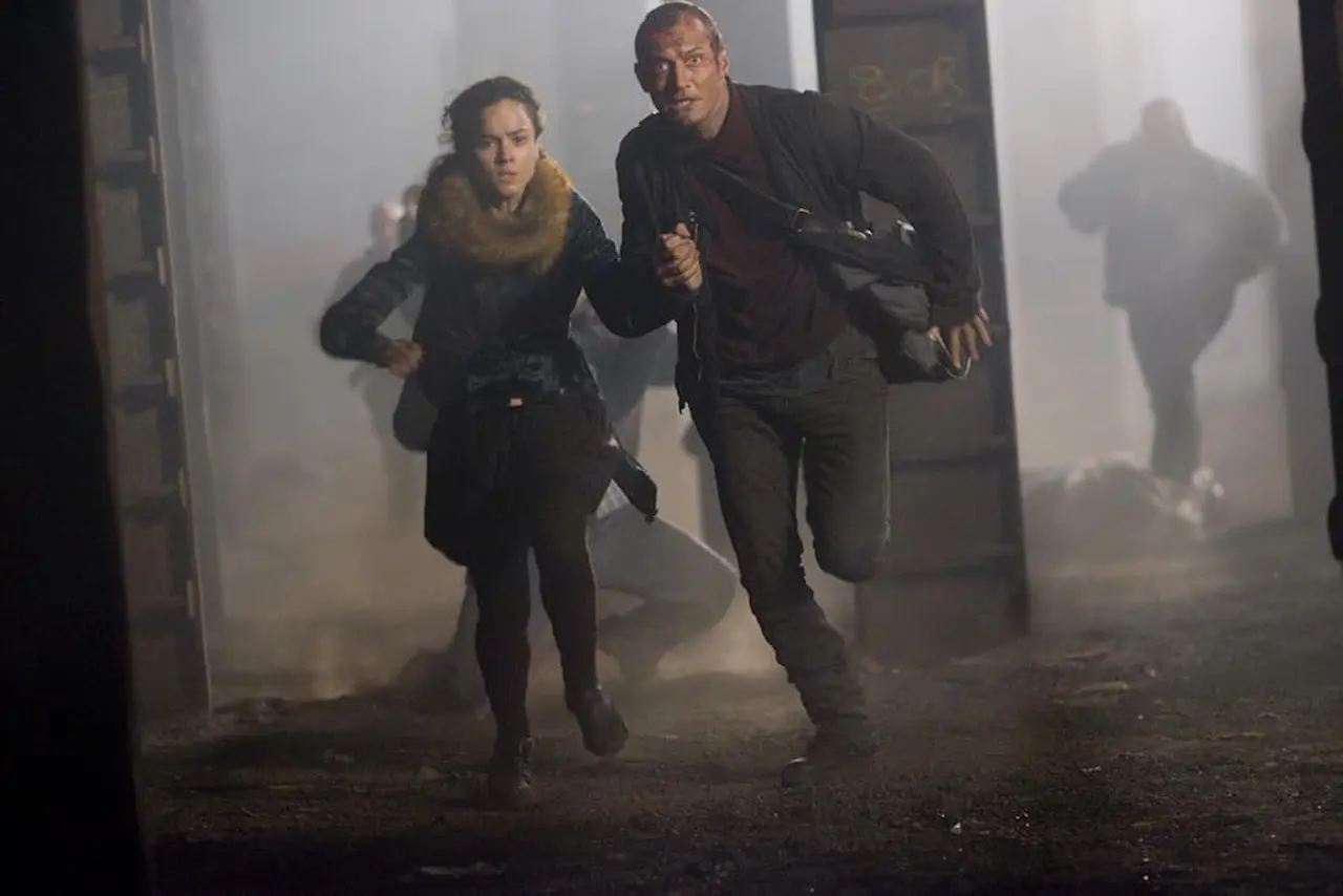 Jude Law e Alice Braga in Repo Men