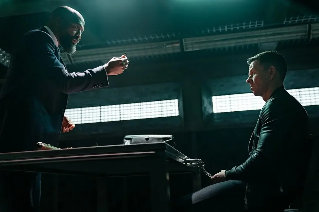 Mark Wahlberg e Chiwetel Ejiofor in Infinite (2021)