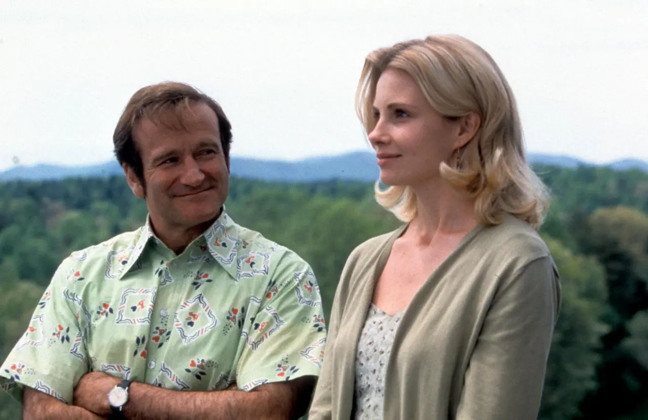 Monica Potter e Robin Williams in Patch Adams