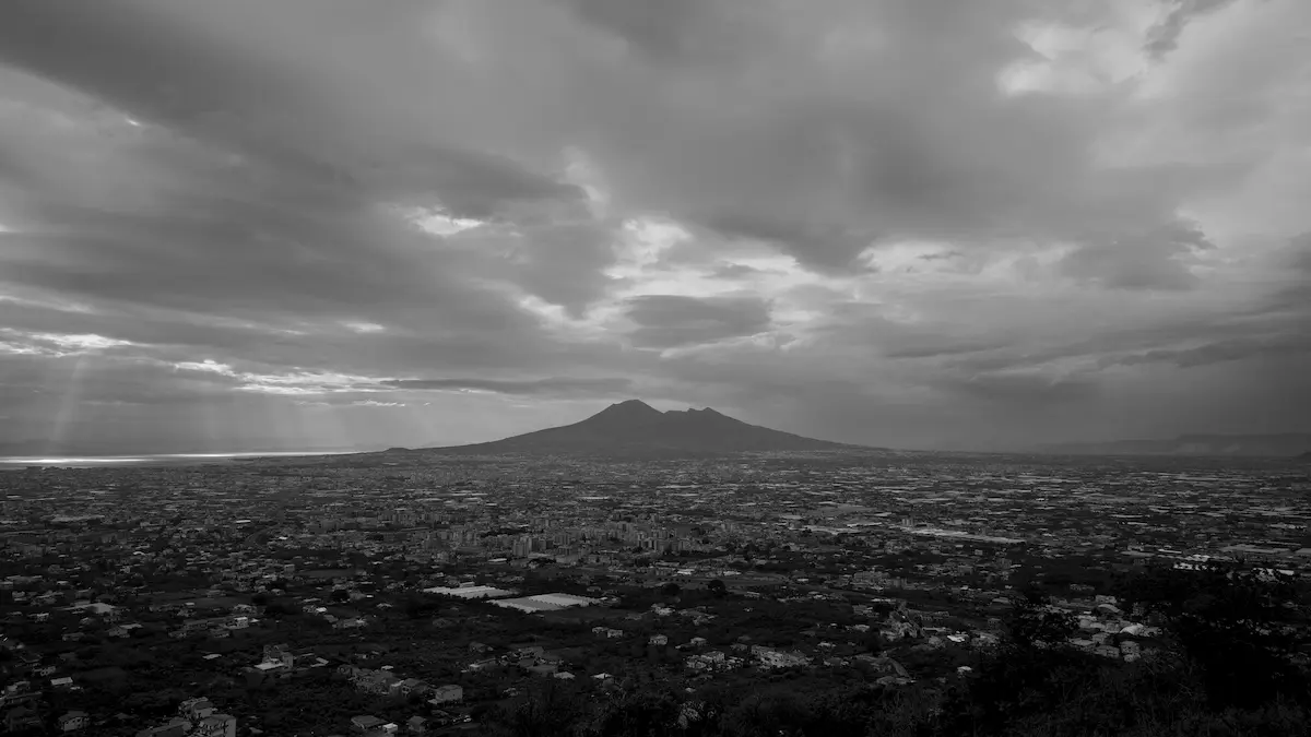 Sotto le nuvole film 2025