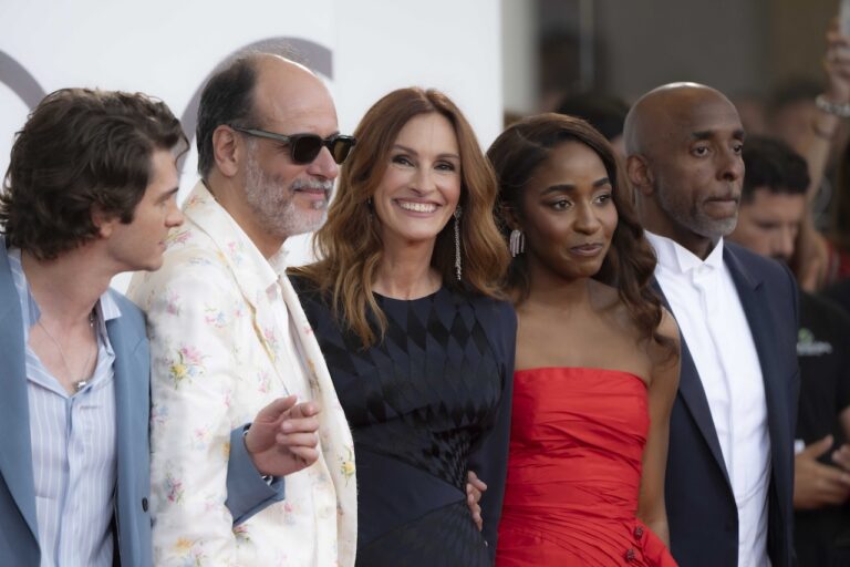 Venezia 82: il red carpet di After the Hunt con Julia Roberts e Andrew Garfield