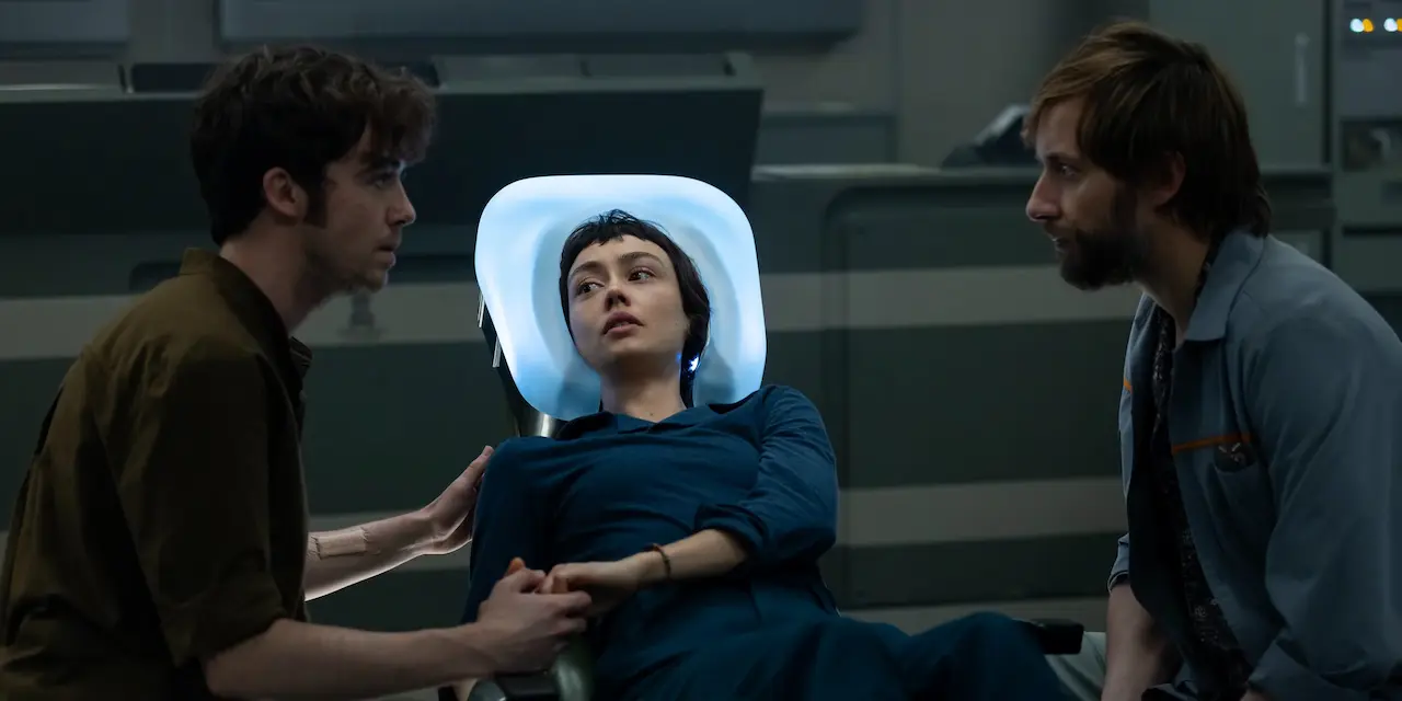 Alex Lawther e Sydney Chandler in Alien Pianeta Terra