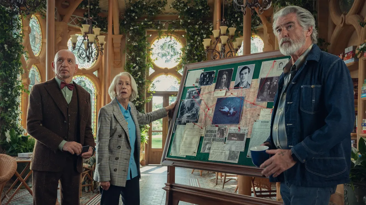 Ben Kingsley, Helen Mirren e Pierce Brosnan in Il club dei delitti del giovedì