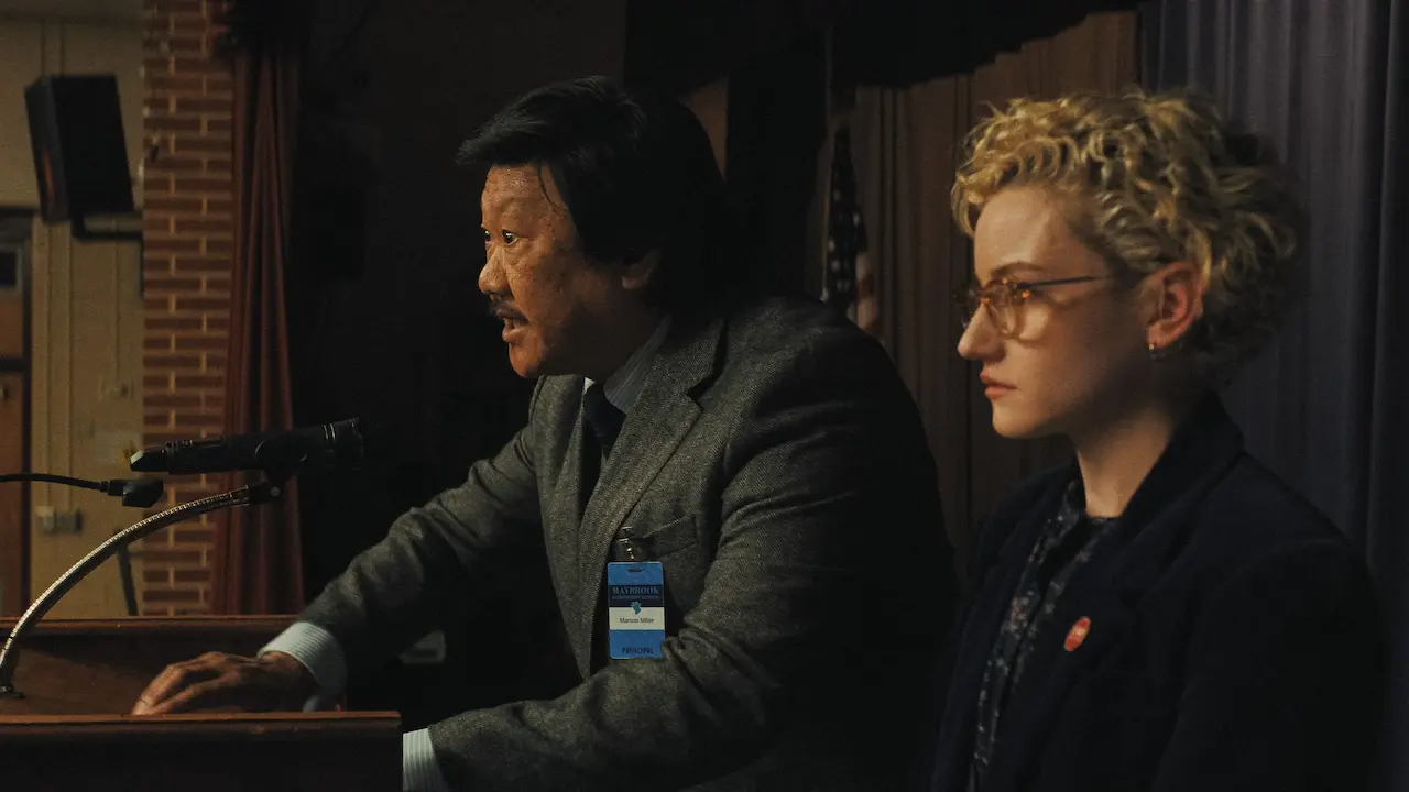 Benedict Wong e Julia Garner in Weapons
