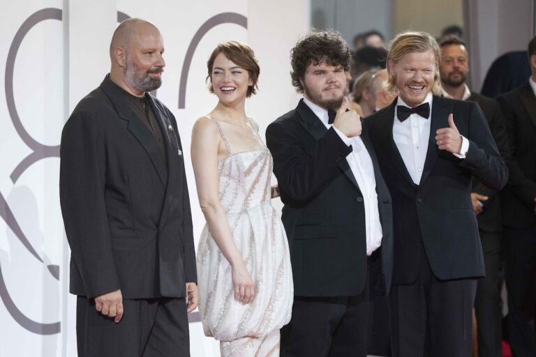 Venezia 82: il red carpet di Bugonia di Yorgos Lanthimos con Emma Stone