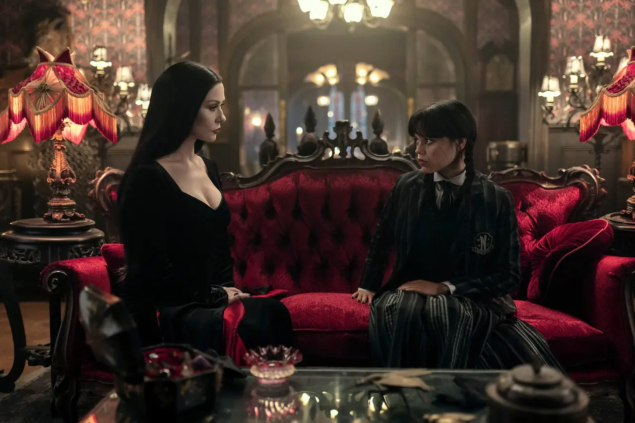 Catherine Zeta-Jones e Jenna Ortega nella serie Mercoledì
