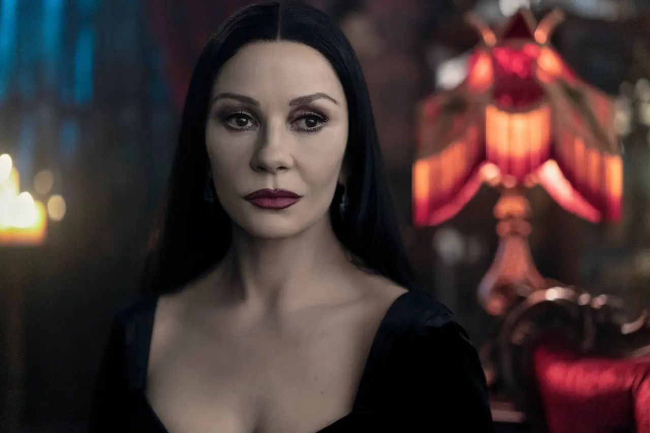 Catherine Zeta-Jones nella serie Netflix Mercoledì