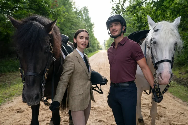 Emily in Paris 6: nuovi indizi su location, trama e il futuro di Lucas Bravo secondo Darren Star e Lily Collins Emily in Paris 6: nuovi indizi su location, trama e il futuro di Lucas Bravo secondo Darren Star e Lily Collins