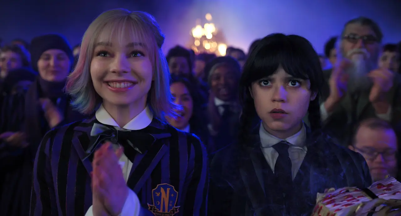 Emma Myers e Jenna Ortega nella serie Netflix Mercoledì
