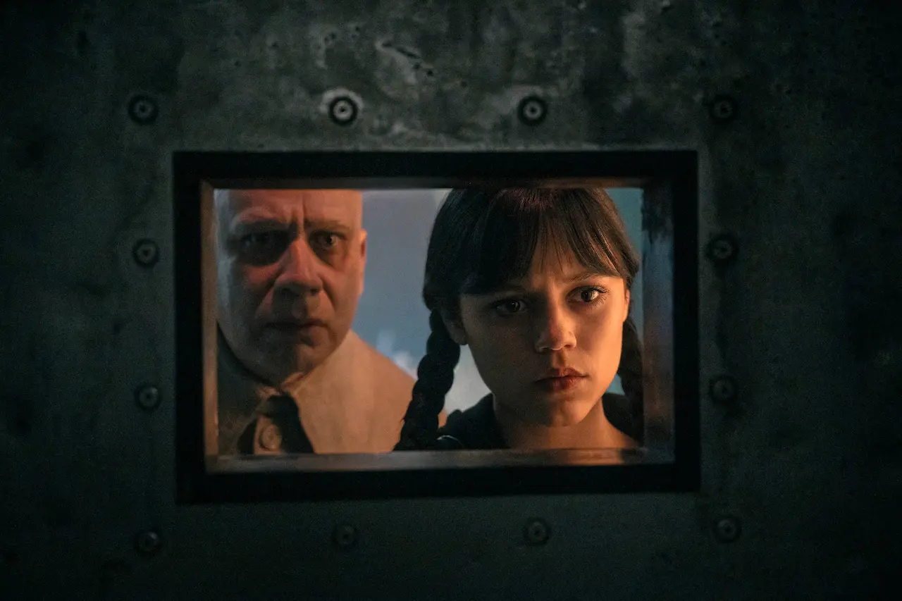 Fred Armisen e Jenna Ortega nella serie Netflix Mercoledì