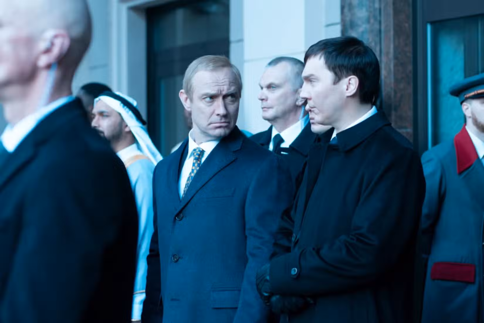 Jude Law e Paul Dano in The Wizard of the Kremlin