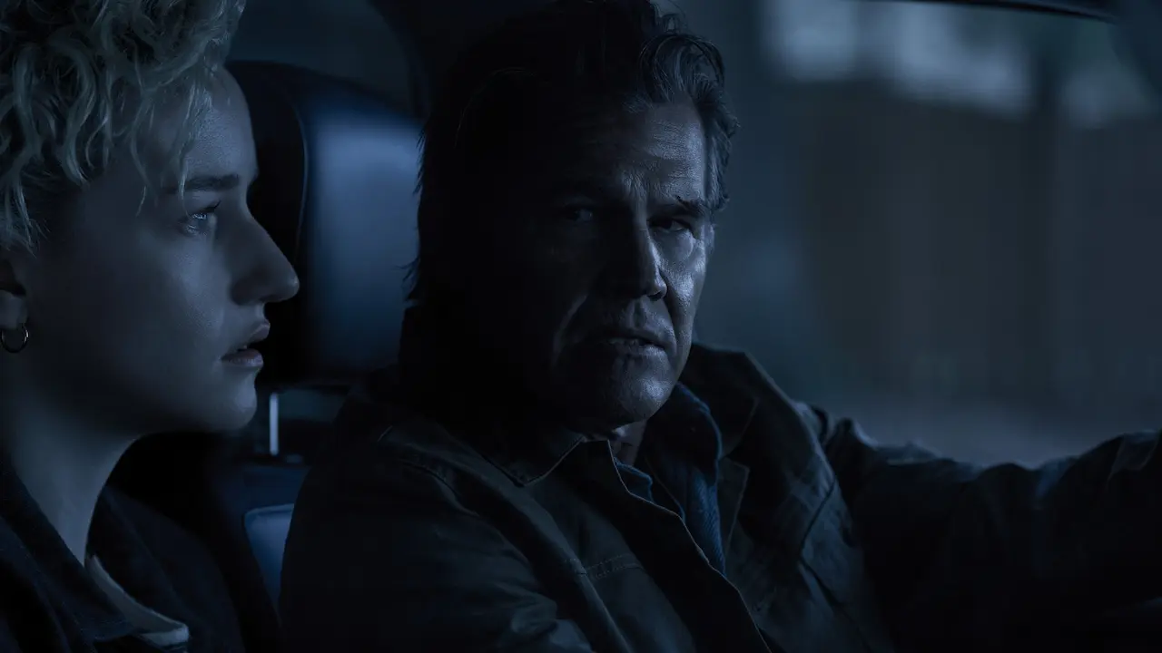 Julia Garner e Josh Brolin in Weapons