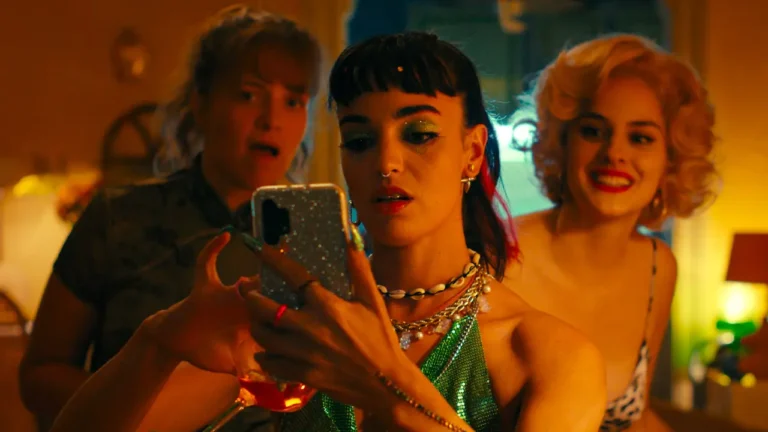 Le donne al balcone – The Balconettes: recensione del film di e con Noémie Merlant