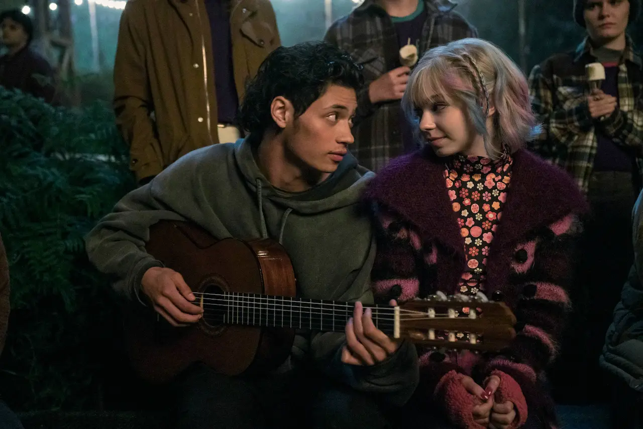 Noah B. Taylor e Emma Myers in Mercoledì