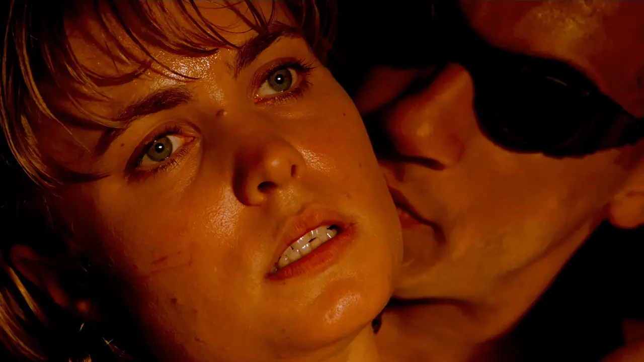 Radha Mitchell e Vin Diesel in Pitch Black