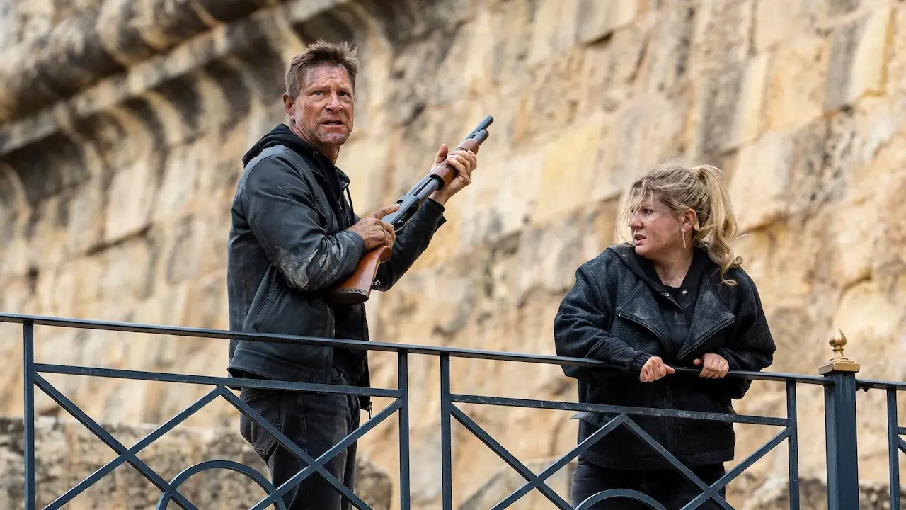 Aaron Eckhart e Abigail Breslin in CIA - Un uomo nel mirino