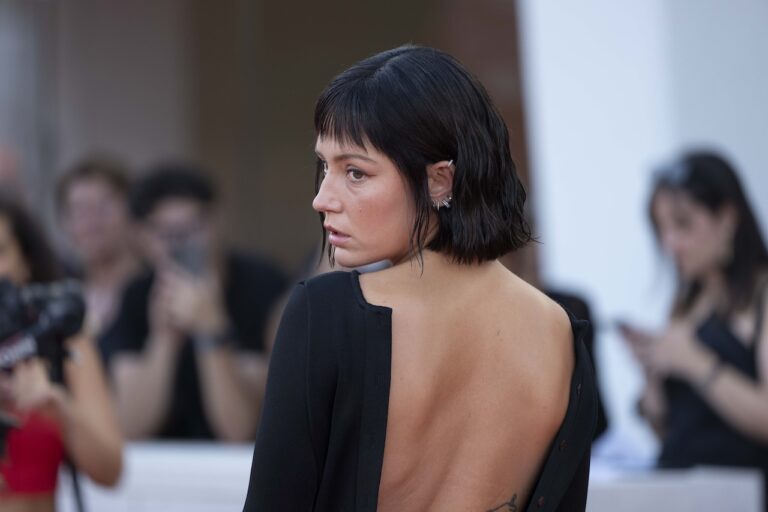 Venezia 82: le foto dal red carpet di chiusura con i premiati e il cast di Chien 51
