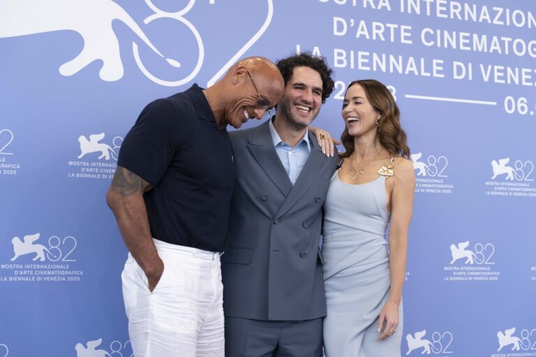 Venezia 82, le foto dal photocall di The Smashing Machine con Dwayne Johnson ed Emily Blunt