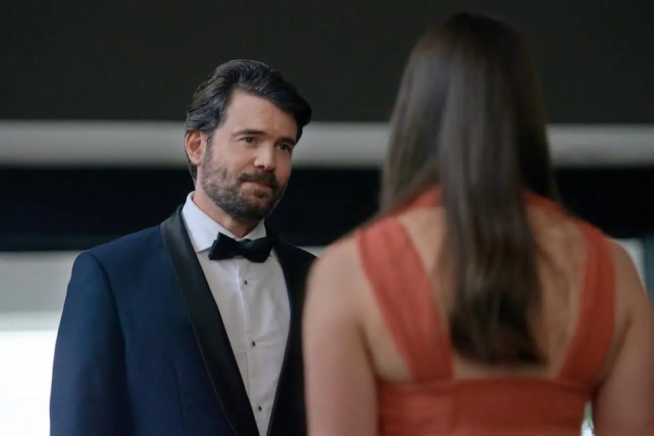 Charlie Weber e Elizabeth Henstridge in Omicidi a Mystery Island