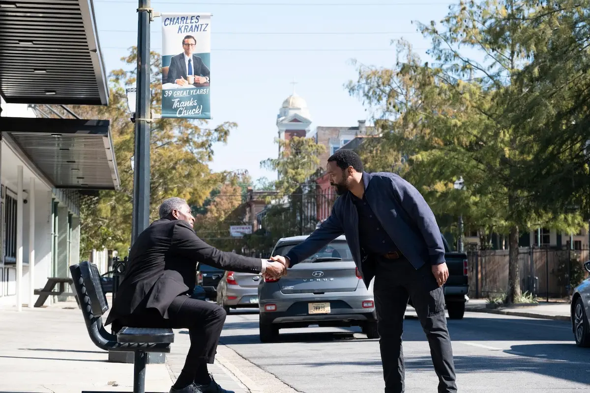 Chiwetel Ejiofor e Carl Lumbly in The Life of Chuck (2024)