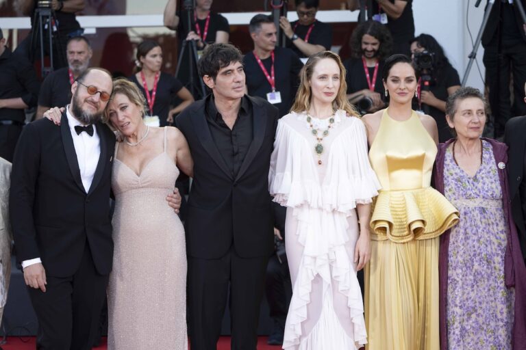 Venezia 82: le foto dal red carpet di Duse con Pietro Marcello e il cast