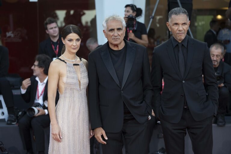 Venezia 82: le foto dal red carpet di Elisa con Leonardo Di Costanzo e Barbara Ronchi