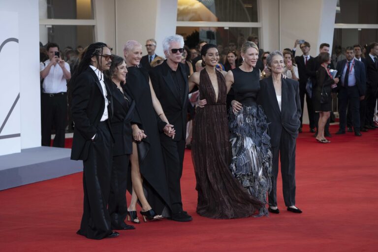 Venezia 82, le foto dal red carpet di Father Mother Sister Brother