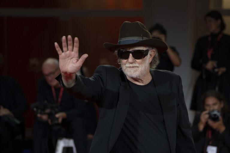 Venezia 82: le foto dal red carpet di Francesco De Gregori – Nevergreen