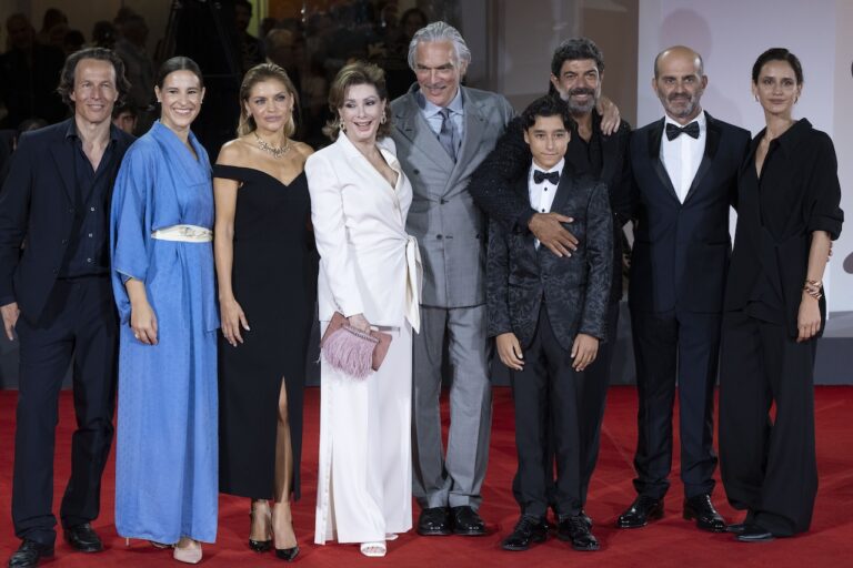 Venezia 82, le foto dal red carpet di Maestro con Pierfrancesco Favino