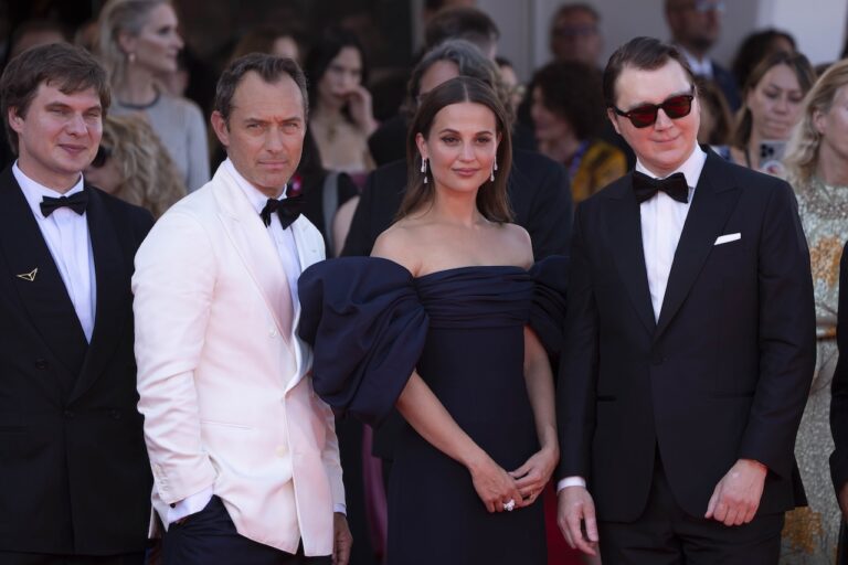 Venezia 82, le foto dal red carpet di Il Mago del Cremlino