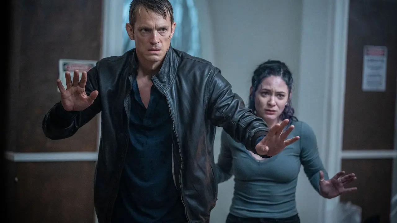 Joel Kinnaman e Sandra Mae Frank in The Silent Hour
