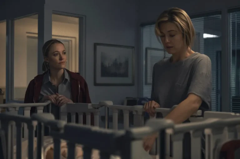 La mano sulla culla: trailer del film con Mary Elizabeth Winstead e Maika Monroe