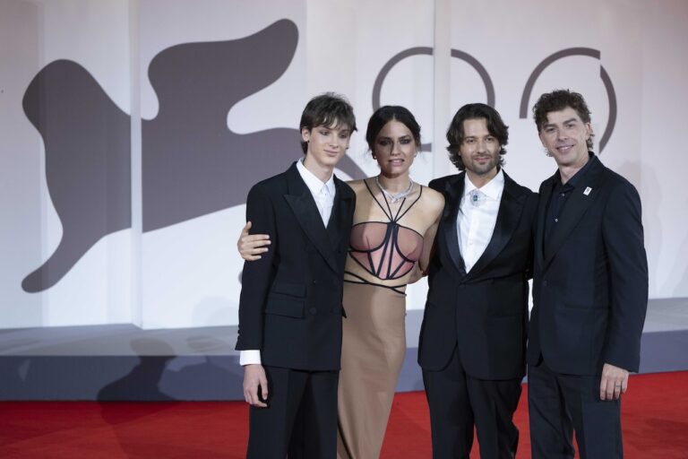 Venezia 82, le foto dal red carpet di La valle dei sorrisi di Paolo Strippoli