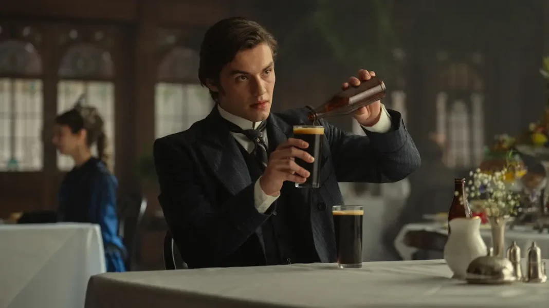 Louis Partridge nel ruolo di Edward Guinness
