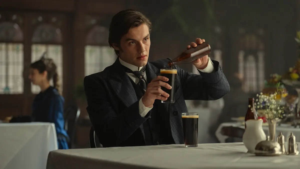 Louis Partridge nel ruolo di Edward Guinness