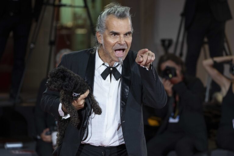 Venezia 82: le foto dal red carpet di Piero Pelù. Rumore Dentro