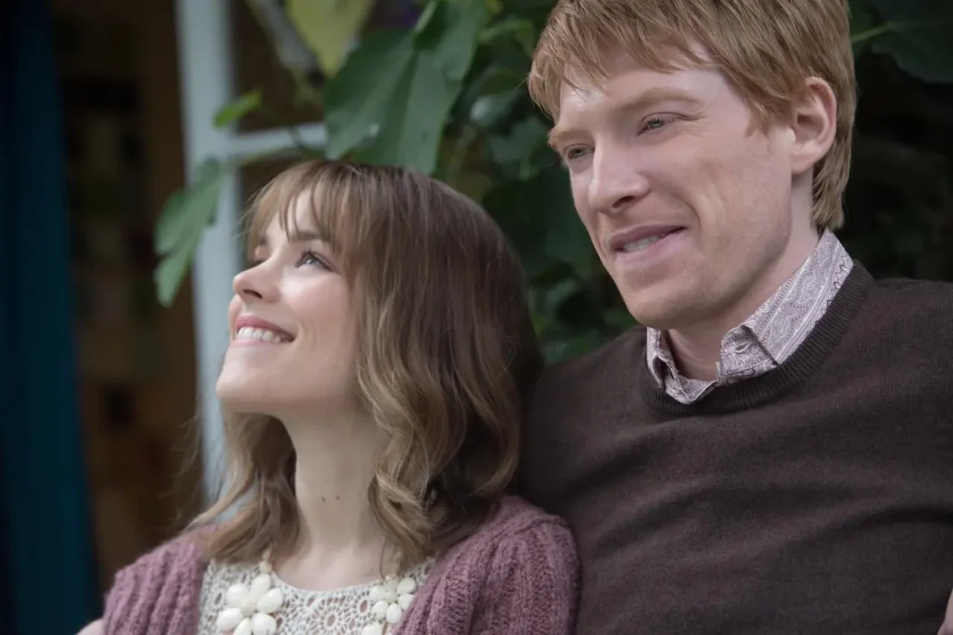 Rachel McAdams e Domhnall Gleeson in Questione di tempo (2013)