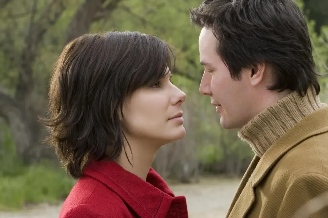 Sandra Bullock and Keanu Reeves in La casa sul lago del tempo (2006)